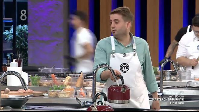 MasterChef'in kritik eleme turunda ise iddial yarmaclar Eray Aksungur ile Kayhan zekin arasnda tartma yaand.