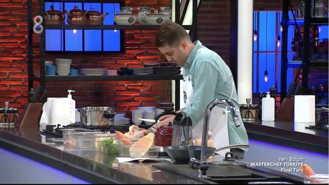 Kayhan yemek yapmak iin kulland blender yere drmesinin ardndan tekrar rafa koydu. Eray ise Kayhan' "Onu oraya koyma yere dt ve kirlendi" diyerek uyard.