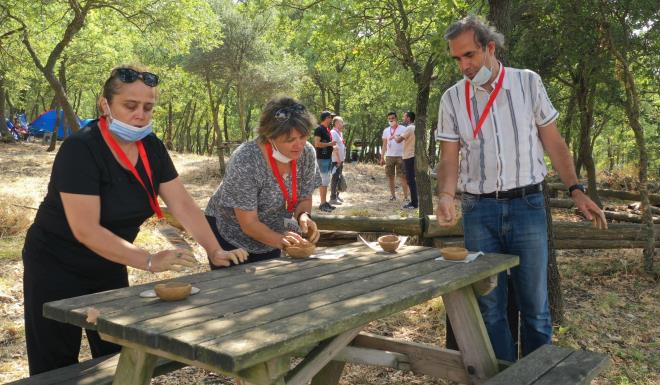 Uygulamal arkeoloji deneyimi  <br>  Neolitik, kalkolitik ve Osmanl dnemine ait canlandrma kylerinin oluturulduu alan ziyaretilerine insanlk tarihinde bir yolculuk imkan salarken, Arkeopark&#8217;n Trkiye ve dnyaya tantm iin Bykehir Belediyesi tarafndan Arkeofest 2020 etkinlii dzenlendi. Bursa dndan da youn ilgi gren etkinlie stanbul ve zmir bata olmak zere Trkiye&#8217;nin farkl kentlerinden arkeoloji merakllar katld. Geceyi alana kurulan adrlarda geiren katlmclar, atlye almalarna da katlarak, drama atlyesinde o alarda insanlarn olaylara nasl tepki verebileceini tartt, kil atlyesinde kap kacak yapt ve kuma zerine elle basky rendi. Ayn zamanda katlmclar oluturulan zel alanda toprak altna gizlenmi eserleri, arkeolojik kaz yntemleriyle bulmaya alt.
