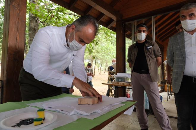 alar ncesine yolculuk  Bursa Bykehir Belediye Bakan Alinur Akta da beraberindeki Bursa Milletvekili Ahmet Kl ve AK Parti Nilfer ile Bakan Eref Kurem ile birlikte Arkeofest&#8217;e katlan arkeoloji merakllarn ziyaret etti. Atlye almalarna katlan misafirlerle sohbet eden Bakan Akta, kumaa bask atlyesinde bizzat bask uygulamasn kendisi yapt. Dnyada ne kan zel ve nemli birok kadim ehir olduunu belirten Bakan Akta, &#8220;Farkl medeniyetlere ev sahiplii yapan, antik dnemlerden bugnlere uzanan tarihinde, dnya kltrnn harmanland merkezlerden bir olma baarsn gsteren Bursa&#8217;nn da bu kentlerden biri olduunu vurgulad. Uygarlklar beii Bursa ve evresinin, ok eski alardan beri yerleimlere sahne olduunu ifade eden Bakan Akta, &#8220;Bursa&#8217;nn medeniyet birikiminin en nemli gstergelerinden biri de Aktopraklk&#8217;ta gerekletirilen almalarla ortaya kt. Arkeopark, bir akhava mzesi olarak, kentin kltrel mirasna ve 8500 yl ncesine uzanan kkl arkeolojik deerlerine ahit olma ans sunuyor.