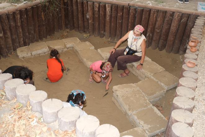 Harika bir deneyim<br>  Etkinlie stanbul&#8217;dan katlan retmen Nermin Yava, bu etkinliin tm ehirlere rnek olmas gerektiini syledi. ki gn boyunca doa ve tarihle i ie iki gn geirmenin mutluluunu yaadklarn ifade eden Yava, atlye almalarndan byk keyif aldn belirterek, etkinlik nedeniyle Bykehir Belediyesi&#8217;ne teekkr etti. zel bir irkette pilot olan ve etkinlie stanbul&#8217;dan katlan Haluk z de daha nce Uluda&#8217;da yaplan Astrofest etkinliine katldn belirterek, bu etkinlii duyunca da hi dnmeden ailesiyle birlikte Bursa&#8217;ya geldiini syledi.