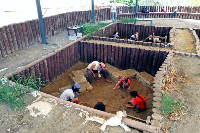 Bu yl ilk defa gerekletireceimiz Arkeofest 2020 ile arkeolojik yntemlerle ortaya karlm kltrleri, sosyoloji, corafya, tarih, etnoloji gibi birok bilim dalndan yararlanarak aratran ve inceleyen arkeoloji bilimini daha yakndan tanma frsat bulacaz. Bursa&#8217;nn antik alara ait yaam ve retim biimleri canlandrmalarnn bulunduu Arkeopark&#8217;n doal atmosferi iinde yaptmz iki gnlk adrl kampta arkeolojinin kulland bilimsel yntemler ve ilgili faaliyetlerin bulunduu atlyeler yaplyor. stanbul ve zmir bata olmak zere farkl illerden katlmn olmas bizi sevindirdi. Bu yl ilkini gerekletirdik ancak bunu zamana yayarak rencilere, hanmlara, toplumun farkl kesimlere hitap edecek ekilde kapsamn daha da genileterek srdreceiz&#8221; dedi.