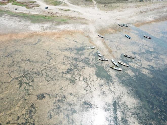 Blgede ciddi kuraklk sz konusu. Marmara Gl'nde doluluk yzde sfr. Marmara Gl, gerek bu blge gerekse Ege Blgesi iin ok deerli. Manyas Ku Cenneti kadar deerli olan Marmara Gl, binlerce kua ev sahiplii yapyordu. u an glde ne bir ku ne de bir canl var.