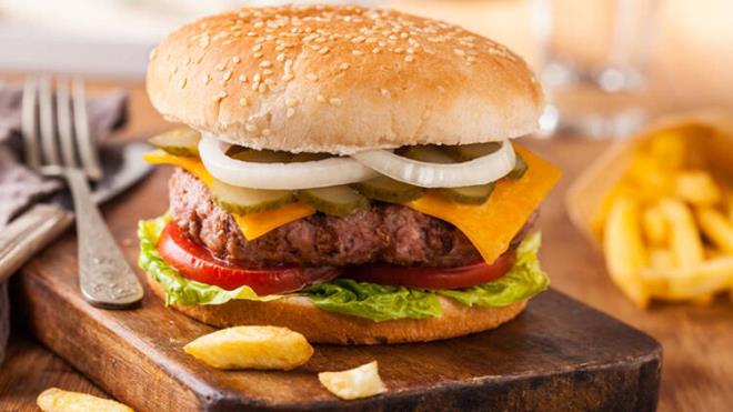 Montreal niversitesi'nde yaplan bir aratrma fast food rnlerin beynin kimyasn deitirdiini ortaya koydu. Bu durum da depresyon ve anksiyete sorunlarna yol aabiliyor.Fast food rnlerin iindeki katk maddelerinin renme bozukluu, motivasyon eksiklii ve hafza zayflna da yol at kantlanmtr.