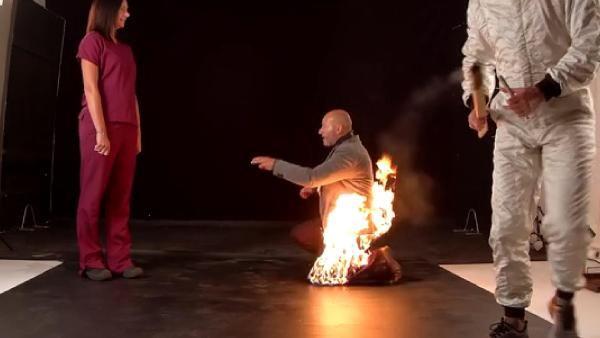 Evlenme teklifi srasnda filmlerde kullanlan zararsz alevle kendisini yakan Ash&#8217;in ceketinden ve pantolondan alevler karken, duygu dolu dakikalar yerini gerilime brakt.