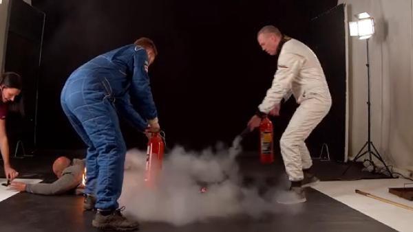 52 yandaki Riky Ash, ngiliz sosyal medyasnn en ok konuulanlar arasnda yer ald.nl film yldzlarnn aksiyon sahnelerini canlandran dublr Ash, koronavirs ile mcadele eden 48 yandaki hemire Katrina Dobson&#8217;a evlenme teklif etti.