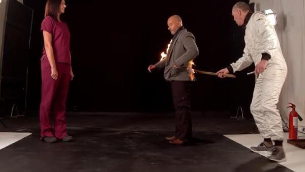 Nianlsndan ald evlilik teklifini kabul eden hemire Dobson, &#8220;Kendini atee verdiinde, elini cebinde grdm. Elini cebinden ekti ve aniden yz kard.&#8221; dedi.