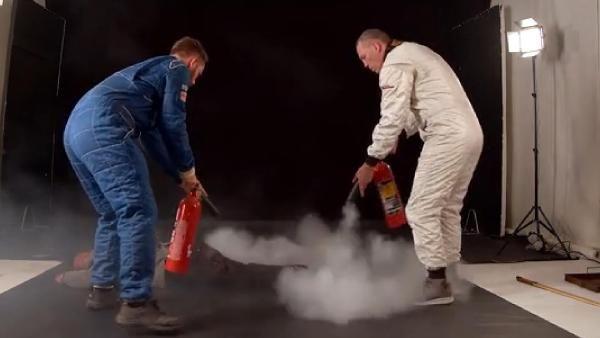 Nianlsna evlilik teklif etmek isteyen dublr, evlilik teklifi srasnda kendisini yakt. 52 yandaki oyuncu, nianlsna benzersiz bir teklif yapmak istediini syledi.