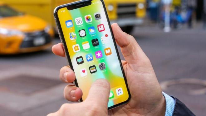 iPhone X  <br>  Gncellemeyi alacak. Apple'n fiziksel ana tuu ekrandan kaldrd ilk modeli olma zelliine sahip. iPhone X, artk Apple'n maazalarnda satlmyor; ancak alveri sitelerinde halen yksek fiyatyla dikkat ekiyor.