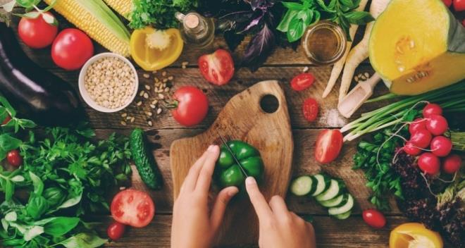 Son zamanlarda poplerlii artan bitkisel bazl beslenme 2020'nin en ok nerilen beslenme trendleri arasnda yer alyor. Birlemi Milletler Gda ve Tarm rgt (FAO), srdrlebilir beslenmeyi; besleyici, gvenli, salkl, ekosistemi koruyucu, ulalabilir, adil, ekonomik olarak eriilebilir, doal kaynakl yaam biimi olarak tanmlyor. Srdrlebilir beslenme iin atlabilecek admlarn banda ise besin eitliliini artrmak, hayvansal gdalar yerine bitkisel bazl gdalara arlk vermek ve gda israfn engellemek geliyor.