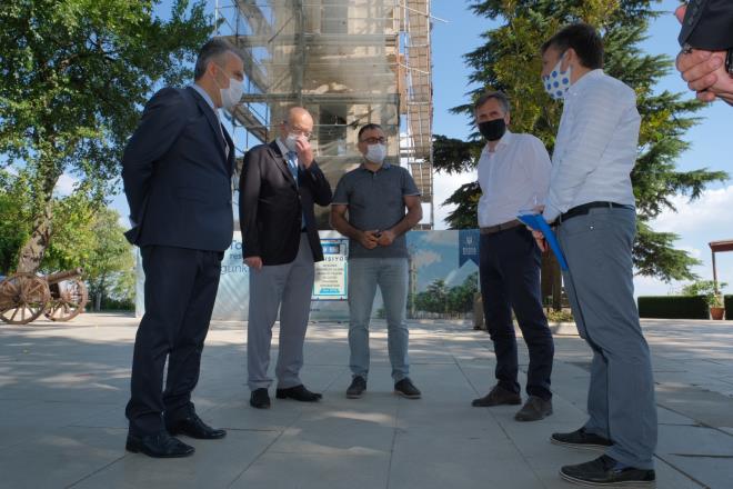 &#8220;Ay sonunda almalar bitiyor&#8221;  <br>Tm Saati adamlar Dernei (Tsad) Bakan ve Prlant Saatilik Ynetim Kurulu Bakan Hayrettin Akpnar ile birlikte Tophane Saat Kulesi&#8217;nde yrtlen almalar yerinde inceleyen Bykehir Belediye Bakan Alinur Akta, almalar hakknda bilgi ald. Saat Kulesi&#8217;nin yan tarafna yerletirilmesi dnlen 2 metrelik saat mekanizmas hakknda fikir alveriinde bulunan Bakan Akta, tarih ve kltr ehri olan Bursa&#8217;da Osmanl&#8217;ya dair birok eserin bulunduunu syledi.