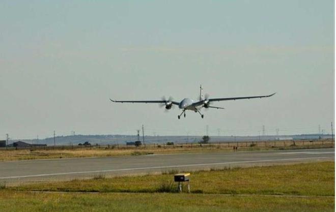 Uydu vastasyla komuta edilebilecek<br>    Tam Otomatik Uu Kontrol ve 3 Yedekli Otopilot Sistemi ile yer sistemlerine baml olmakszn otomatik ini kalk yapabilen Bayraktar AKINCI THA, ift Yedekli SATCOM ile haberleme menzili bulunmakszn uydu vastasyla komuta edilebilecek.