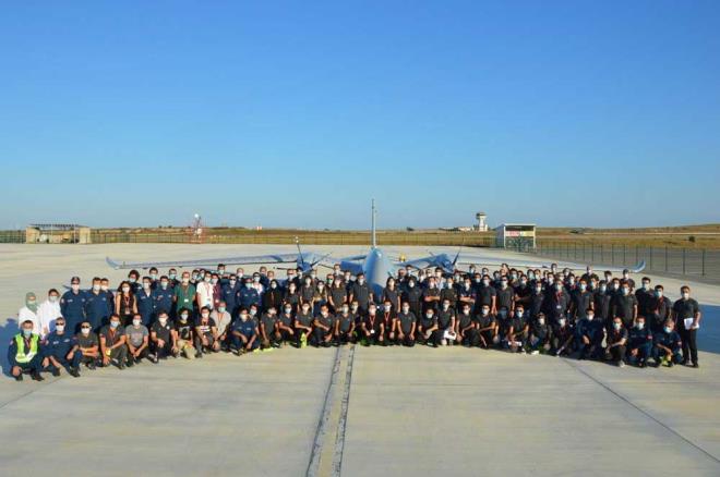 nsan gzyle tespit edemedii kara hedeflerini dahi tespit edebiliyor<br>    Hibir d sensre veya Kresel Konumlama Sistemine (GPS) ihtiya duymadan hava aracnn yat, dikilme ve ynelme alarn tespit edebilecek olan bu yapay zeka sistemi ayn zamanda corafi bilgileri kullanlarak evresel farkndalk salayacak. nsansz hava aracnda keif ve gzetleme maksadyla kullanlan kameralarn verdii grntlerde kullanc personelin insan gzyle tespit edemedii kara hedeflerini dahi tespit edebilen bu yapay zeka sistemi Bayraktar AKINCI THA&#8217;nn daha etkin kullanmn salayacak.