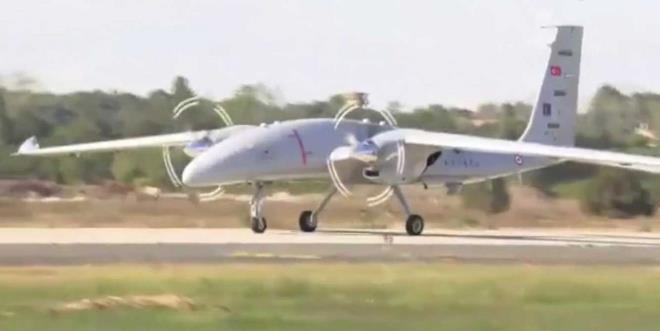 Baykar mhendisleri tarafndan gelitirilen yapay zeka bilgisayarlar sayesinde AKINCI THA, gelimi rota ve grev planlama fonksiyonlarn yrtebilecek. Bayraktar AKINCI, bnyesindeki yapay zeka bilgisayarlar vastasyla sensrlerden ve uak zerinde bulunan kameralardan ald verileri kaydederek bilgi toplayabilecek.