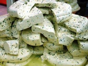 "Az tuzlu peynir tercih edilmeli"  <br>  Peynirde de az tuzlu peynirlerin tercih edilmesi gerektiine dikkat eken Garipaaolu, az tuzlu peynirlerin, sadece osteoporoz iin deil, hipertansiyon sorunu olan bireyler iin de son derece deerli bir besin olduunu vurgulad. Garipaaolu, &#8220;Trk toplumunda olduka ok tketilen peynir, salamura edilerek saklanan bir besindir. Bu zellii ile peynir eitlerinin birou yksek miktarda tuz ierebilmektedir. Tuzlu peynir tketimi, kemik salna zarar vermektedir ve hipertansiyon riskini artrmaktadr. Bu nedenle ileri yalarda az tuzlu peynir tketimi nem tamaktadr&#8221; dedi.