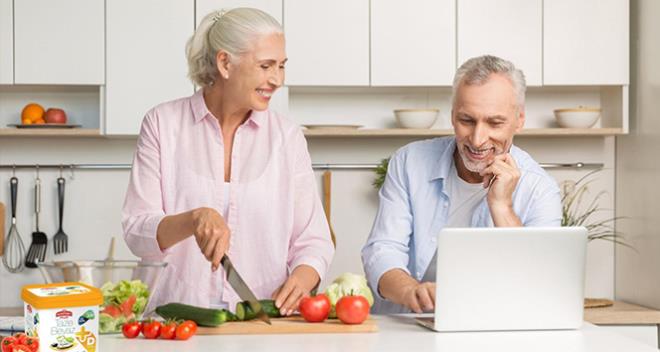 Osteoporozun erkeklerden ok kadnlarda, kadnlar arasnda da ince kemik yapl ve ak tenli olan kiilerde sk grldn kaydeden uzmanlar, osteoporozun risk faktrlerini; genetik yap, ksa boylu ve zayf olma, D vitamini eksiklii, yetersiz kalsiyum alm, fazla tuz tketimi, hareketsiz yaam biimi, sigara ime ve baz ilalar olarak sralyor.