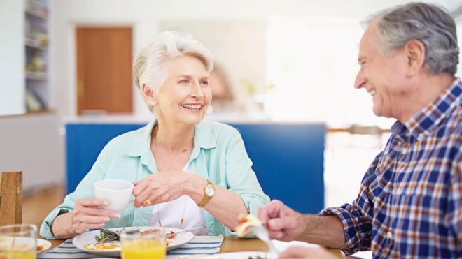 &#8220;Osteoporozdan korunabilmek iin salkl beslenme ve dzenli fiziksel aktivite ile ne kan bir yaam biiminin benimsenmesi gerekmektedir. Yal bireylerde D vitamininin deride yapm ve barsaklarda emilimi azalr. Bu nedenle zellikle yal bireylerin, hem baklklarn glendirmesi hem de D vitamini ihtiyalarn karlayabilmesi iin D vitamini ile zenginletirilmi peynir eitlerini tketmeleri nemlidir. nk protein ve kalsiyum deposu olan peynir, kemik salnn korunmasnda en etkili besinlerden biridir.&#8221;