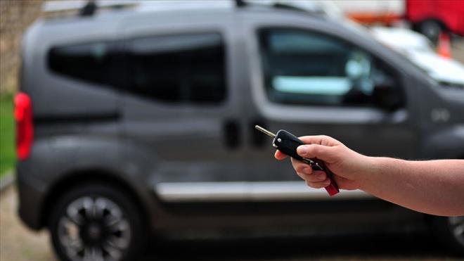 Daha nce yetki belgesi verilen iletmelere 30 Haziran 2021'e kadar sre verildiini syleyen Pekcan, aklamasn u szler ile tamamlad:<br>    "Daha nce Bakanlmzca yetki belgesi verilen iletmelerin, ikinci el motorlu kara tat ticaretine ilikin i yeri ama ve alma ruhsatlarn ve yeri Ama ve alma Ruhsatlarna likin Ynetmelik'teki ilgili i yeri artlarna haiz olduklarn gsteren belgeyi 30 Haziran 2021'e kadar kinci El Motorlu Kara Tatlar Bilgi Sistemi'ne aktarmalar gerekiyor. Ykmlln bu tarihe kadar yerine getirilmemesi halinde bu iletmelerin yetki belgeleri iptal edilecek."