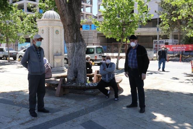 ANLIURFA<br>    anlurfa Valilii'nce 65 ya ve st vatandalara gnn belli saatlerinde sokaa kma kstlamas getirildiini duyurdu. Buna gre, 65 ya ve st vatandalar sabah saat 06.00 ile 10.00 aras ve leden sonra saat 16.00 ile 18.00 arasnda sokaa kmalar yasak.    65 ya st kiilerin (gelin ve damadn birinci derece yaknlar hari) dn, nian, nikah, mevlit yemekleri gibi etkinliklere katlmas da yasakland.