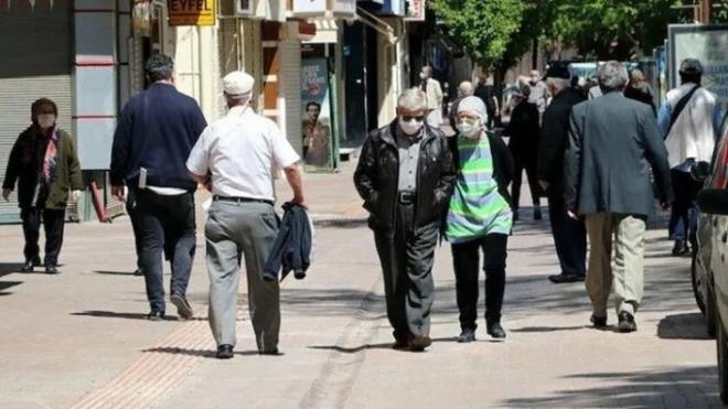 SRT<br>  Siirt&#8217;te koronavirs (Covid-19) tedbirleri kapsamnda 65 ya ve st vatandalarn 17.00 ile 24.00 saatleri arasnda dar kmalarna kstlama getirildi.