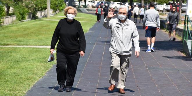 VAN<br>  Van Valilii 65 ya ve zeri olanlarn dn, nian, snnet mevlit gibi toplu trenlere katlmasn yasaklad. Ayrca 65 ya ve zeri olanlarn sabah saat 07.30 - 10.00 ile akam saat 16.30 - 19.00 aras ehir iinde, mahalle ve ileler aras toplu tama yapan aralara (belediye ve halk otobs, minibs) binmesi yasakland.