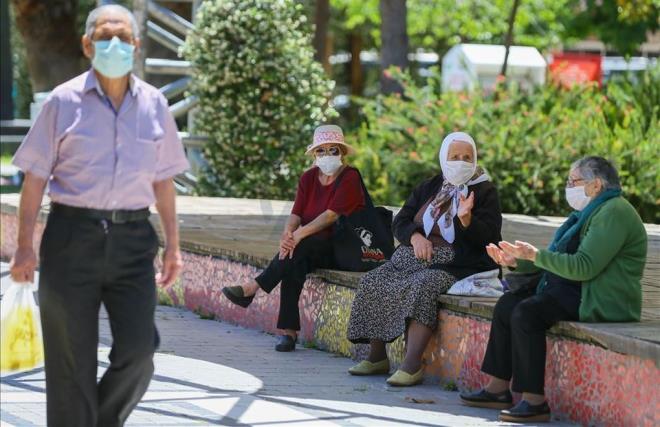 KAHRAMANMARA    <br>Kahramanmara&#8217;ta korona virs tedbirleri kapsamnda 65 ya st vatandalarn toplu tama aralar ile sebze ve meyve pazarlarna gitme saatlerine kstlama getirildi. Buna gre, 65 ya st kiilerin sabah 07.00 - 10.00 ile akam 17.00-20.00 saatleri arasnda toplu tama aralarn kullanmalar yasak. Yallarn akam 17.00'den sonra sebze/meyve pazarlarna girileri de yasakland.