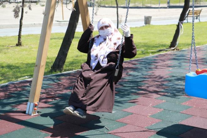 GAZANTEP  <br>  Gaziantep Valilii, 65 ya st vatandalarn dnlere katlm, semt pazarna gidi ile toplu tama kullanmn kstlad.Buna gre, toplu tama, bulama riskini artrdndan sabah 07.00-10.00 ile akam 17.00 ve 20.00 saatlerinde toplu tama aralarn kullanmalar, akam 18.00'den sonra sebze-meyve pazarlarna gitmeleri yasakland. Gaziantep'te gelin ve damadn anne, baba, dede, anneanne ve babaannesi hari 65 ya st kiilerin dne gitmesi de yasakland.