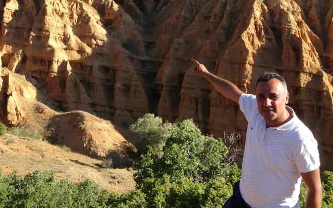 lede yaayan Gazi Doan ise herkesi eytan Kayalklarn grmeye davet ettiklerini belirterek, &#8220;Divrii ilesine yaklak yarm saatlik uzaklkta tannmayan bilinmeyen gzellikteyiz. eytan kayalklar olarak adlandrlan bir yerdeyiz. eytan Kayalklarnn denmesinin nedeni, Kyllerin gece buradan geerken rzgarnda etkisiyle uultularn kulaklarna deiik bir ses gelmesi ve ay nn yansyan o grntlerin sanki canavar kafas byle hayal kurduklar korkun kahramanlar gibi onlar alglamasyla oluan bir adlandrmadr. Nevehir&#8217;deki Peri Bacalarna benzedii sylenir. Yeni yeni tannmaya baland. Herkesi eytan Kayalklarn grmeye davet ediyoruz" diye konutu.