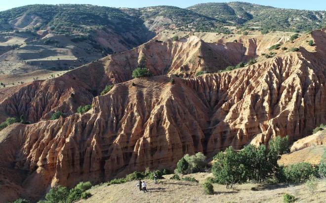 smi rktc olsa da kayalklar sahip olduklar farkl jeolojik yap, rengi ve simetrisi ile ziyaretilerin ilgisini ekiyor. Havadan da grntlenen gizli kalm bu doal gzellie ilgi gn getike artyor.
