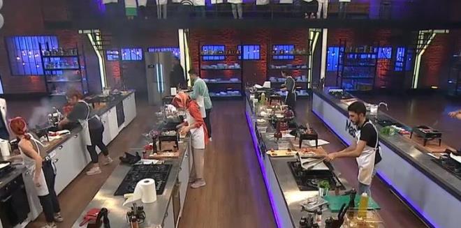 KEBAP YAPTILAR  <br>eflerin son eleme gecesinde yarmaclara verdii ilk yemek adana kebap oldu. 50 dakika ierisinde kebap yapmaya alan yarmaclar zor anlar yaad. Kebabn istedii kvama getiremeyen Arem, eflere 'ben dier tura girmek istemiyorum. En iyi yaptm rn yapamadktan sonra dier turda yarmak istemem' aklamasn yapt.