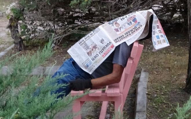 TRKYE'de koronavirs korkusu nedeniyle ok sayda kii hastanelere gitmiyor ya da gitmek istemiyor. Bu hastalar iinde ciddi rahatszlklar olanlar bile bulunuyor. En trajik rnei Antalya Muratpaa'da yaand. Olay, saat 19.00 sralarnda Muratpaa ilesine bal Fener Mahallesi 1946 Sokak'taki parkta meydana geldi.