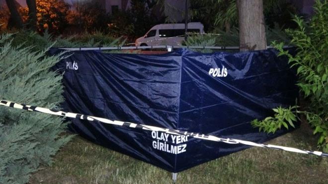 "Yznn mor olduunu grnce salk ekiplerini aradm"  <br>  Vatandalardan Haydar Aligil, kuzenini oynamas iin parka getirdiinde ahsn hareketsiz ekilde durduu grerek yanna gittiini ifade ederek, "Bilinci ak olup olmadna baktm. Ayn zamanda yznn mor olduunu grnce salk ekiplerini aradm. Ekipler gelince ahsn ldn belirledi. Allah rahmet eylesin." diye konutu.