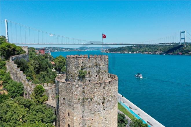 Trkiye'de birok uygarlk tarafndan koruma ya da gzetleme amacyla kullanlan deniz kenarndaki kaleler, asrlara meydan okuyan ihtiamlaryla ziyaretilerini arlyor. lkenin sahillerinde asrlardr ayakta kalmay baaran ve tarihin en byk tanklar olan kaleler, AA ekiplerince havadan grntlendi. Fotorafta stanbul'daki Rumeli Hisar grlyor.