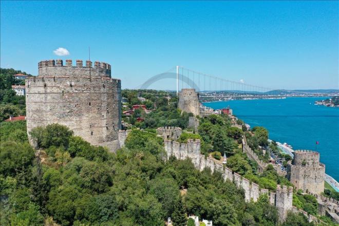 Trkiye'de birok uygarlk tarafndan koruma ya da gzetleme amacyla kullanlan deniz kenarndaki kaleler, asrlara meydan okuyan ihtiamlaryla ziyaretilerini arlyor. lkenin sahillerinde asrlardr ayakta kalmay baaran ve tarihin en byk tanklar olan kaleler, AA ekiplerince havadan grntlendi. Fotorafta stanbul'daki Rumeli Hisar grlyor.