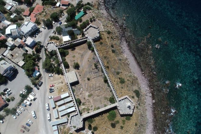 Trkiye'de birok uygarlk tarafndan koruma ya da gzetleme amacyla kullanlan deniz kenarndaki kaleler, asrlara meydan okuyan ihtiamlaryla ziyaretilerini arlyor. lkenin sahillerinde asrlardr ayakta kalmay baaran ve tarihin en byk tanklar olan kaleler, AA ekiplerince havadan grntlendi. Fotorafta anakkale'deki Babakale Kalesi grlyor.