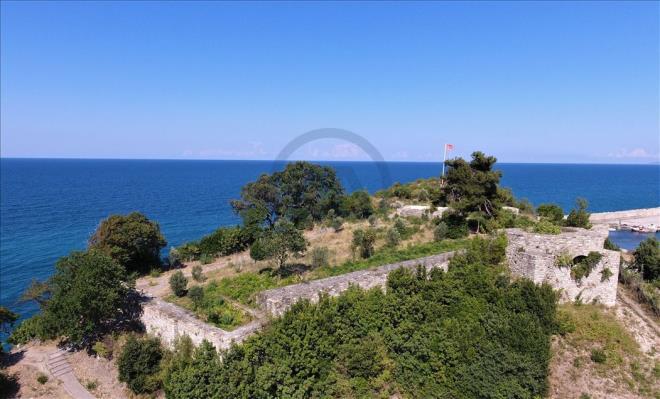 Trkiye'de birok uygarlk tarafndan koruma ya da gzetleme amacyla kullanlan deniz kenarndaki kaleler, asrlara meydan okuyan ihtiamlaryla ziyaretilerini arlyor. lkenin sahillerinde asrlardr ayakta kalmay baaran ve tarihin en byk tanklar olan kaleler, AA ekiplerince havadan grntlendi. Fotorafta Kastamonu'daki Ginolu Kalesi grlyor