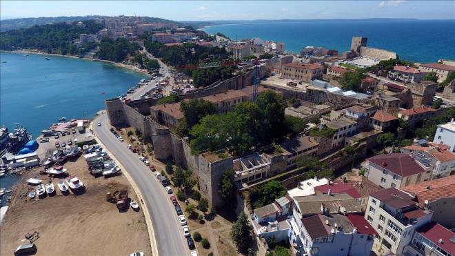 Trkiye'de birok uygarlk tarafndan koruma ya da gzetleme amacyla kullanlan deniz kenarndaki kaleler, asrlara meydan okuyan ihtiamlaryla ziyaretilerini arlyor. lkenin sahillerinde asrlardr ayakta kalmay baaran ve tarihin en byk tanklar olan kaleler, AA ekiplerince havadan grntlendi. Fotorafta Kocaeli'deki Hereke Kalesi grlyor.