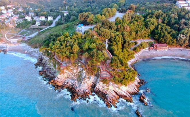 Trkiye'de birok uygarlk tarafndan koruma ya da gzetleme amacyla kullanlan deniz kenarndaki kaleler, asrlara meydan okuyan ihtiamlaryla ziyaretilerini arlyor. lkenin sahillerinde asrlardr ayakta kalmay baaran ve tarihin en byk tanklar olan kaleler, AA ekiplerince havadan grntlendi. Fotorafta Dzce'deki Ceneviz Kalesi grlyor