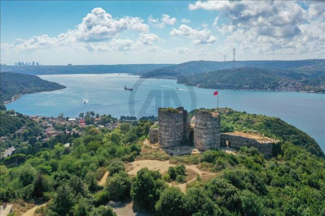 Trkiye'de birok uygarlk tarafndan koruma ya da gzetleme amacyla kullanlan deniz kenarndaki kaleler, asrlara meydan okuyan ihtiamlaryla ziyaretilerini arlyor. lkenin sahillerinde asrlardr ayakta kalmay baaran ve tarihin en byk tanklar olan kaleler, AA ekiplerince havadan grntlendi. Fotorafta stanbul'daki Yoros Kalesi grlyor.