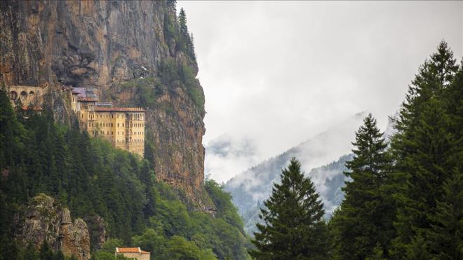 UNESCO Dnya Miras Geici Listesi'nde yer alan Smela Manastr, Dou Karadeniz'de turistlerin ilk ziyaret ettii mekanlarn banda geliyor. Trabzon'un Maka ilesinde Karada'n Altndere Vadisi Milli Park'na bakan eteinde kurulan manastr, tasarm, malzeme, mimarlk ve iilik asndan esiz bir yap olarak ziyaretilerini mevsime zg grntsyle bylyor.