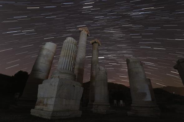 Tarihi milattan nce 8. yzyla kadar uzanan ve 12 Aiol kentinden biri olan Aigai Antik Kenti de yldz fotoraflaryla sslendi.
