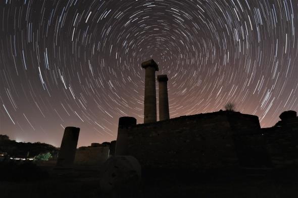 5000 yllk gemii bulunan ve Roma ve Bizans dnemlerinde nemli yerleim merkezi olduu bilinen antik kentte snrlar ierisinde yer alan Artemis Tapna Samanyolu fotoraflaryla grsel len sunarken Gymnasium binasnda yaplan yldz izi almas da ortaya mistik grntler kard.