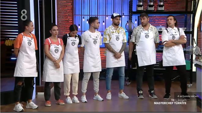 MasterChef T�rkiye'nin 16 ki�ilik r�ya tak�m� tulumba tatl�s� yaparken epey zorland�. 7 yar��mac� tulumba tatl�s�n� verilen 45 dakika s�re i�inde yapamay�nca kaptanl�k oyunundan elenmi� oldu.