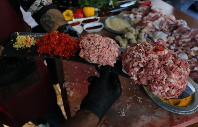 Halihazrda ierisinde barndrd vitaminler, ayrca yannda servis edilen salatalarla salkl bir rn olan kyma kebaba ustalar tarafndan uykuluk, taze zencefil, maydanoz, sarmsak ve baz zel baharatlar eklendi.