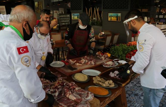 Formlnn ok basit olduunu ve herkesin yapabileceini belirten Sertta, &#8220;Mterilerimizle denedik ok gzel bir lezzet ortaya kt. Bu sadece pandemi dneminde deil nmzde ki dnemlerde de menmzde kalacak. Talep ok yksek. Her gn Adana Kebabnn en iyisini yapmakla yartmz kebap arkadalarmza da rnek olmasn tavsiye ediyoruz. Forml ok basittir ve baklk sistemini glendirici bir rndr&#8221; ifadelerini kulland.  te yandan TRES Adana ube Bakan Bilal Sertta, kebabn patentini de almak istediklerini szlerine ekledi.