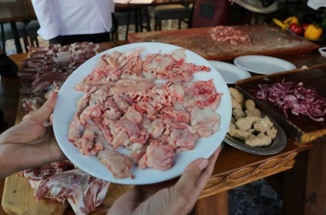 Tm Restoranlar ve Turizmciler Dernei (TRES) Adana ube Bakan Bilal Sertta, Adana Alar Dernei Bakan Dervi Gmen, uzun yllardr Trkiye&#8217;yi yurt dnda temsil eden a Ali emi, a Saadet Gngr ve kasap Cemal Davan, pandemi dnemine zel bir kebap forml gelitirmeyi dnd.