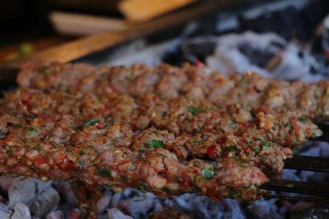 Ayn ekilde kyma kebap gibi ie saplanan et, kmr ateinde de pierek hazr hale getirildi.