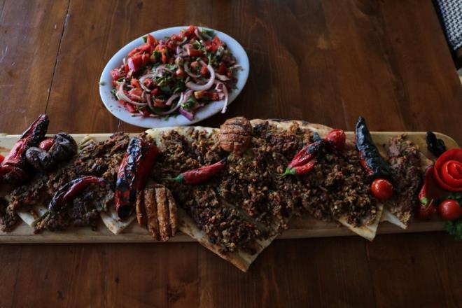 TRES Adana ube Bakan Bilal Sertta, kebap hakknda bilgi vererek, &#8220;Kyma kebap, mevcut haliyle bir ifa kaynadr. erisinde bulundurmu olduu vitaminler, yannda ki salatalaryla tamamland zaman B-12, Omega-3, D vitaminleri bakmndan gayet dolu bir maddedir. Bunu biraz daha gelitirip uanda gndemde olan Covid-19&#8217;la mcadelede baklk sistemini gelitirecek bir versiyonunu rettik. Bunun ierisine &#8216;Uykuluk, sarmsak, maydanoz, kk biber, zencefil ve baharat&#8217; koyarak bir rn elde ettik&#8221; diye konutu.