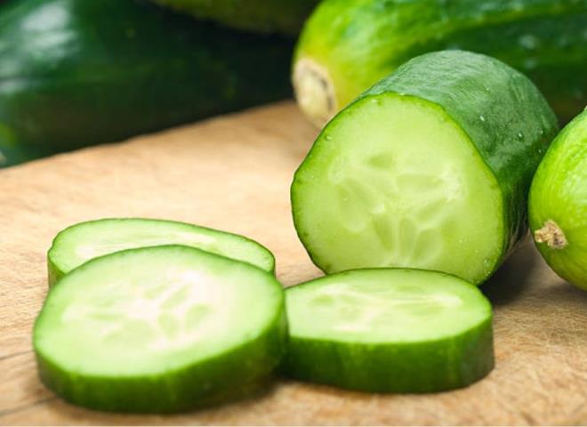 Salatalk da domates gibi yazn tketilir.  Mevsiminde tketilmeyen ve ierisinde ekirdek bulunmayan yumuak salatalar salk asndan risk oluturabilir.