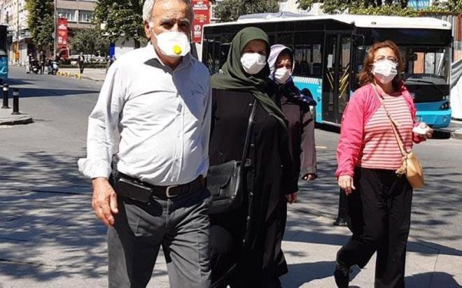 ANKARA    Ankara'da koronavirse kar alnan nlemler kapsamnda 10.00-20.00 saatleri arasnda sokaa kmalarna izin verilen 65 ya ve zeri vatandalar ile kronik rahatszl olan vatandalarn dn, cenaze, taziye, pazaryeri, sosyal faaliyetler gibi topluca bulunulan alanlara girmeleri kstland. Ankara'daki ak hava dnlerinin de iki saat ile snrlandrlmas ve yemek datmnn yasaklanmas karar alnd.